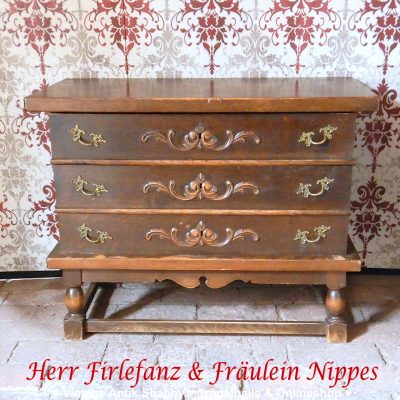 Stollenschrank mit floralen Verzierungen und 3 großen Schubladen – 100 €