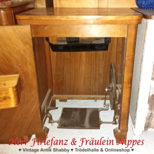 Alter Nähmaschinenschrank aus hell furniertem Holz mit Wurzelholzfurnier auf der Tür und mit geschwungenen Beinen zum Aufarbeiten (2)