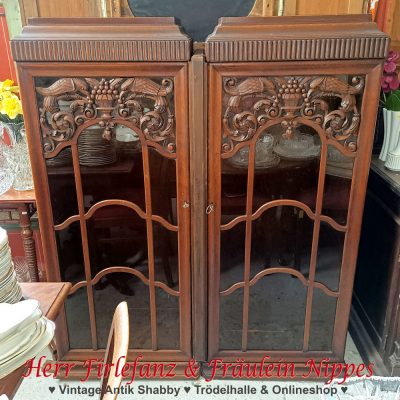 Antiker Jugendstil Vitrinenschrank mit floralen Verzierungen und Vogel Schnitzereien – 150 €