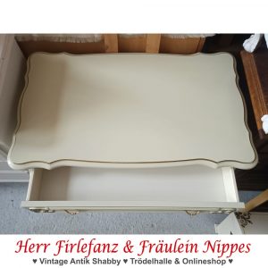 cremefarbenes sideboard beistelltisch stilmöbel im antik stil mit verzierten goldfarbenen griffen und gechwungenen beinen (3)
