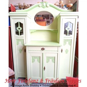 Antike Jugendstil Frisierkommode Schminkkommode Schlafzimmerschrank aus Holz in mint und grün lackiert mit verzierungen auf den Türen und ovalem Spiegel (1)