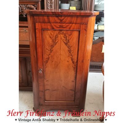Abschließbarer antiker Eckschrank mit mittelbraunem Echtholz funiert – 100 €