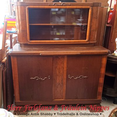 Antiker Buffetschrank mit Geschirraufsatz und Verzierungen auf der Tür – 60 €