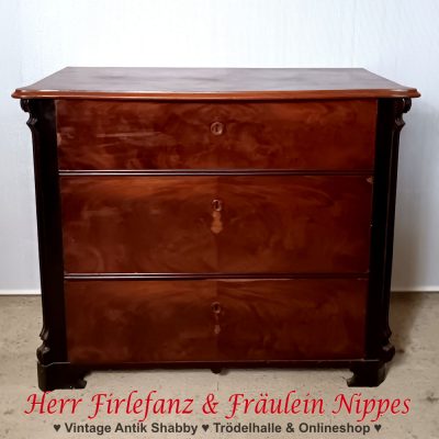 Antike Kommode aus furniertem Holz mit 3 großen Schubladen – 100 €