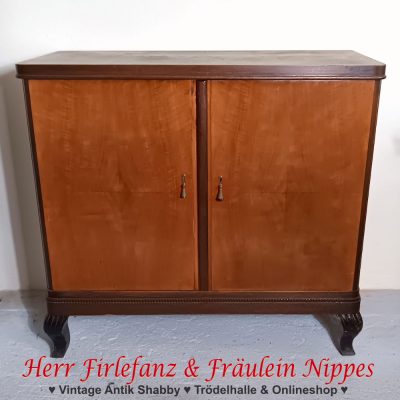 Großes antikes Sideboard aus zweifarbig furniertem Holz mit geschwungenen Beinen – 100 €