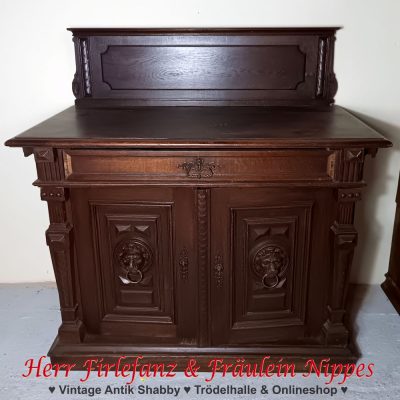Antiker Historismus Schrank mit Säulen und Löwenköpfen auf den Schranktüren – 200 €