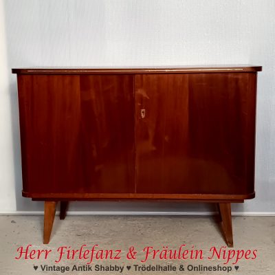 Abschließbares Vintage Sideboard mit dunklem Furnier und schrägen Beinen – 60 €