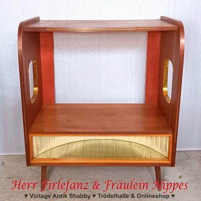 Midcentury Phonoschrank / Barschrank mit seitlichen Durchbrüchen und Vitrinenfach – 200 €