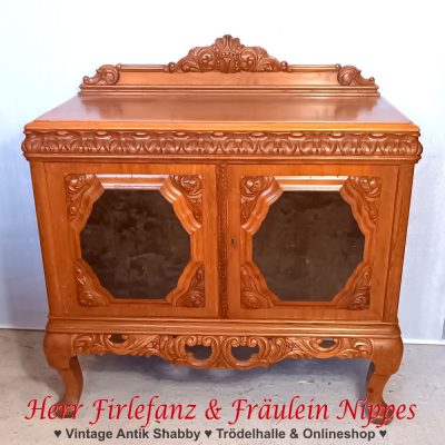 Sideboard im Barock Stil mit Verzierungen, Wandkonsole und mehrfarbigem Furnier – 150 €