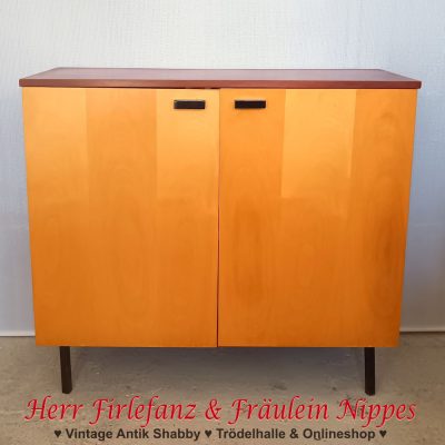 Vintage DDR Schuhschrank mit zweifarbigem Furnier und String Schuhablagen – 100 €