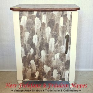 alter vintage nähschrank sideboard aus holz in weiß dunkelbraun mit federn auf der front (1)