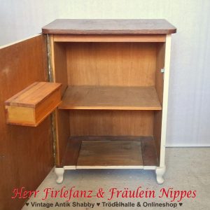 alter vintage nähschrank sideboard aus holz in weiß dunkelbraun mit federn auf der front (2)