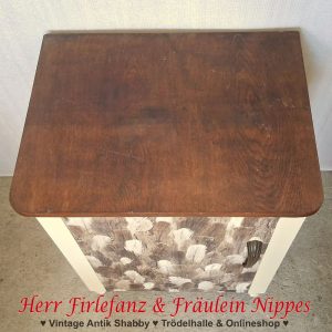 alter vintage nähschrank sideboard aus holz in weiß dunkelbraun mit federn auf der front (4)