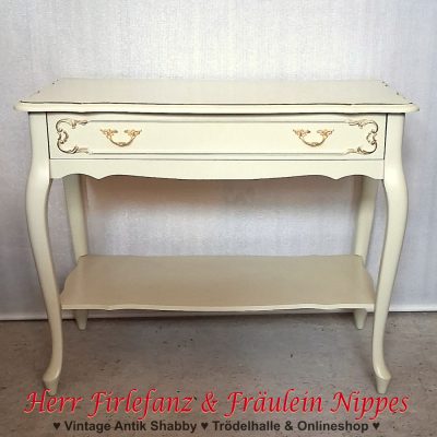 Cremefarbenes Sideboard mit geschweiften Beinen und verzierten Griffen (STILMÖBEL) – 50 €