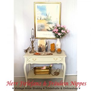 kleiner bestelltisch sideboard weiß gold im antik stil mit messing deko lampe spiegel bilderrahmen (5)