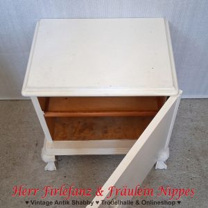 weißer antiker alter nachtschrank nachttisch mit verzierungen geschweiften beinen aus holz (2)_1