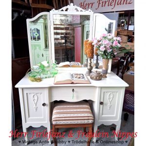 cremeweiße antike alte frisierkommode schminktisch mit dreiteiligem spiegel grünem parfüm set messing kerzenständer vase schmuckdose (2)