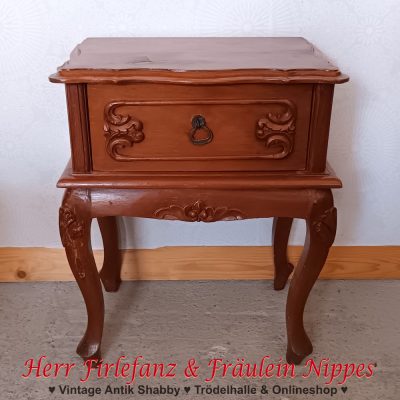 Kleines antikes Schränkchen mit floralen Verzierungen und geschweiften Beinen – 100 €