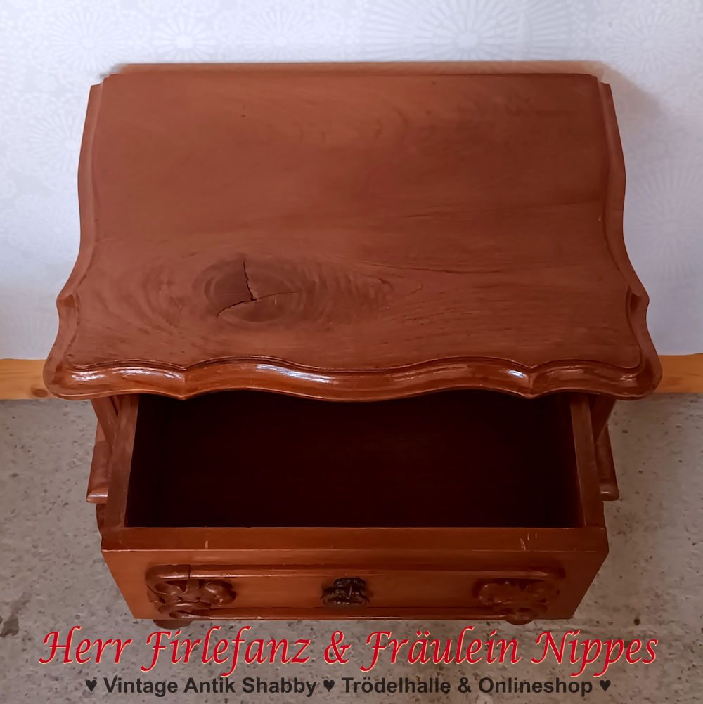 Kleines antikes Schränkchen mit floralen Verzierungen und geschweiften Beinen – 100 € – Bild 4