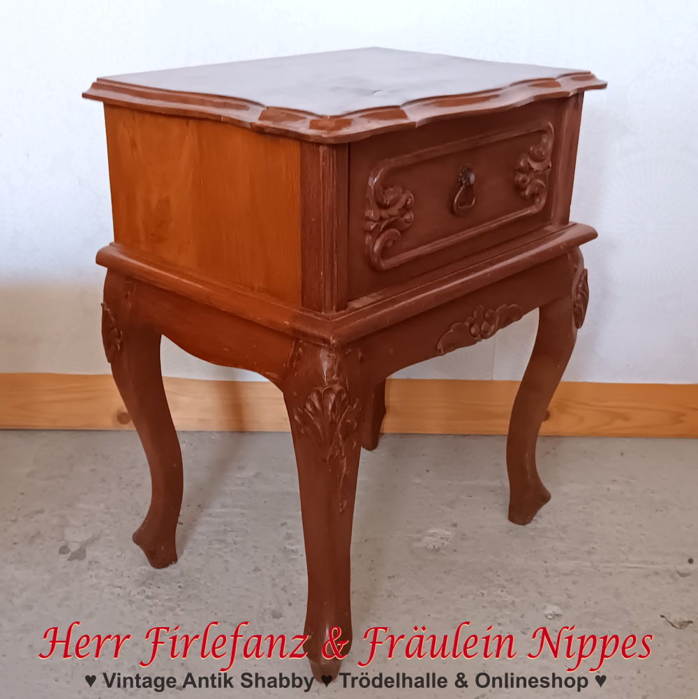 Kleines antikes Schränkchen mit floralen Verzierungen und geschweiften Beinen – 100 € – Bild 5